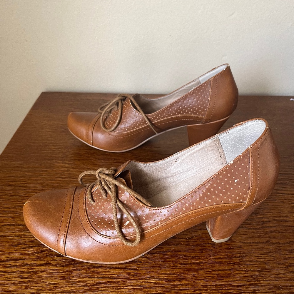 Chelsea Crew camel brown vintage-inspired lace up secretary heels - size 38
